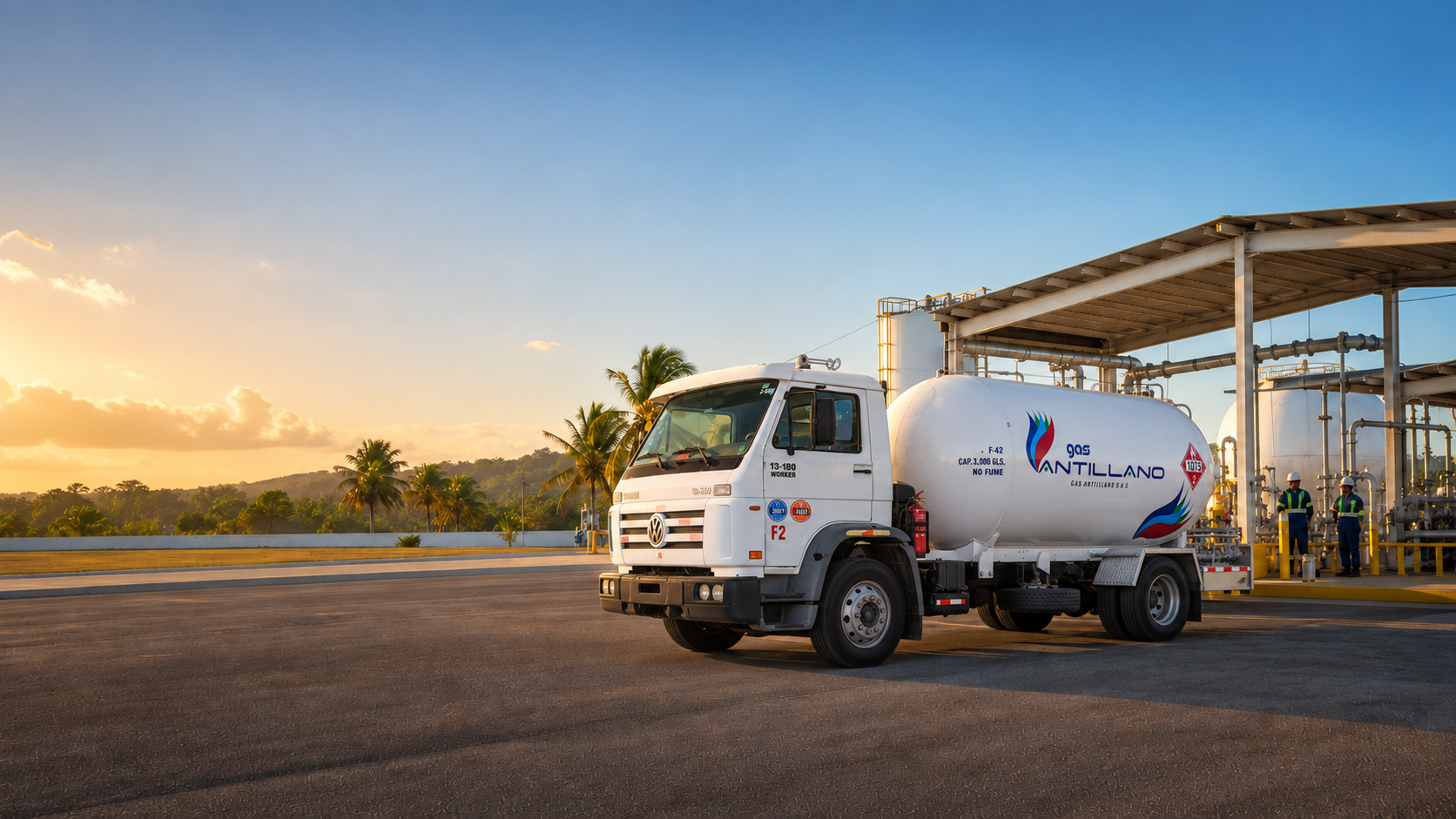 Camión de Gas Antillano en una terminal de GLP al atardecer